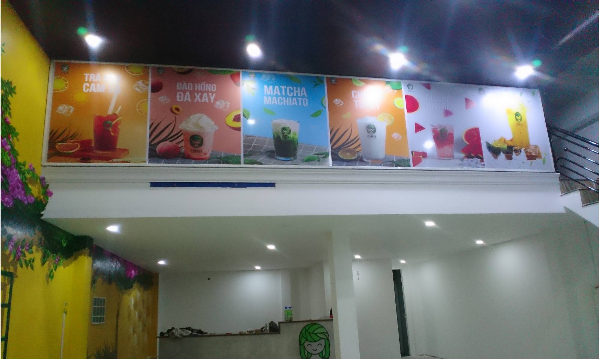 Hộp đèn LED hình đồ uống treo trên quầy quán trà sữa