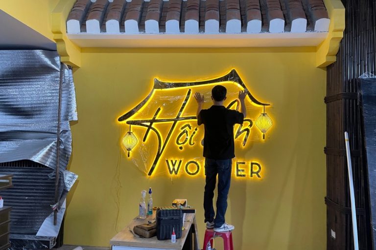 Lắp đặt bảng chữ đèn LED Hội An Wonder trên tường vàng