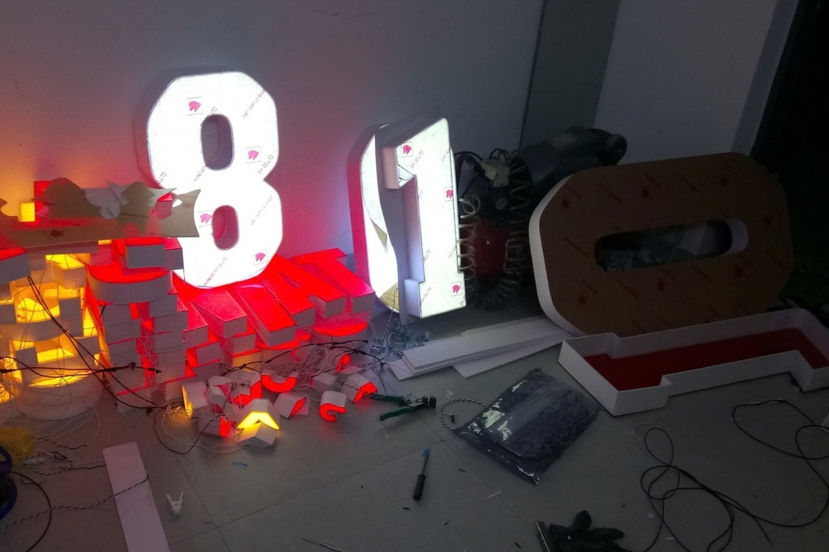 Bộ chữ số 810 mica gắn đèn LED đang gia công tại xưởng
