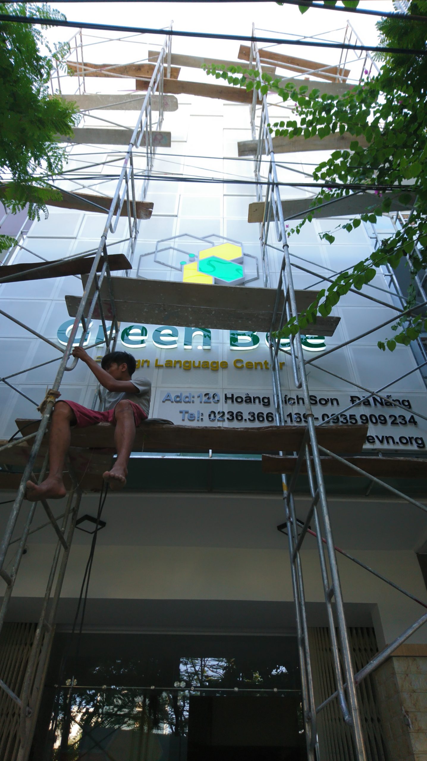Đèn LED chiếu sáng bảng hiệu Green Bee, 120 Hoàng Bích Sơn, Đà Nẵng