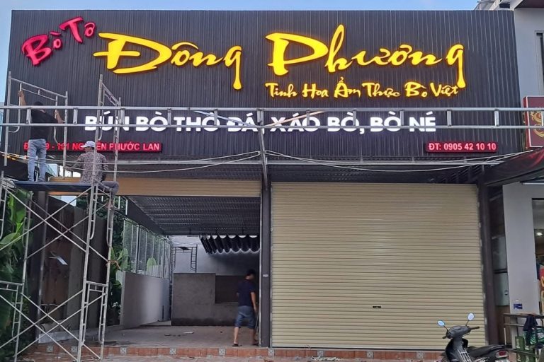 Bảng hiệu quán Bò Tơ Đông Phương đang thi công tại Đà Nẵng