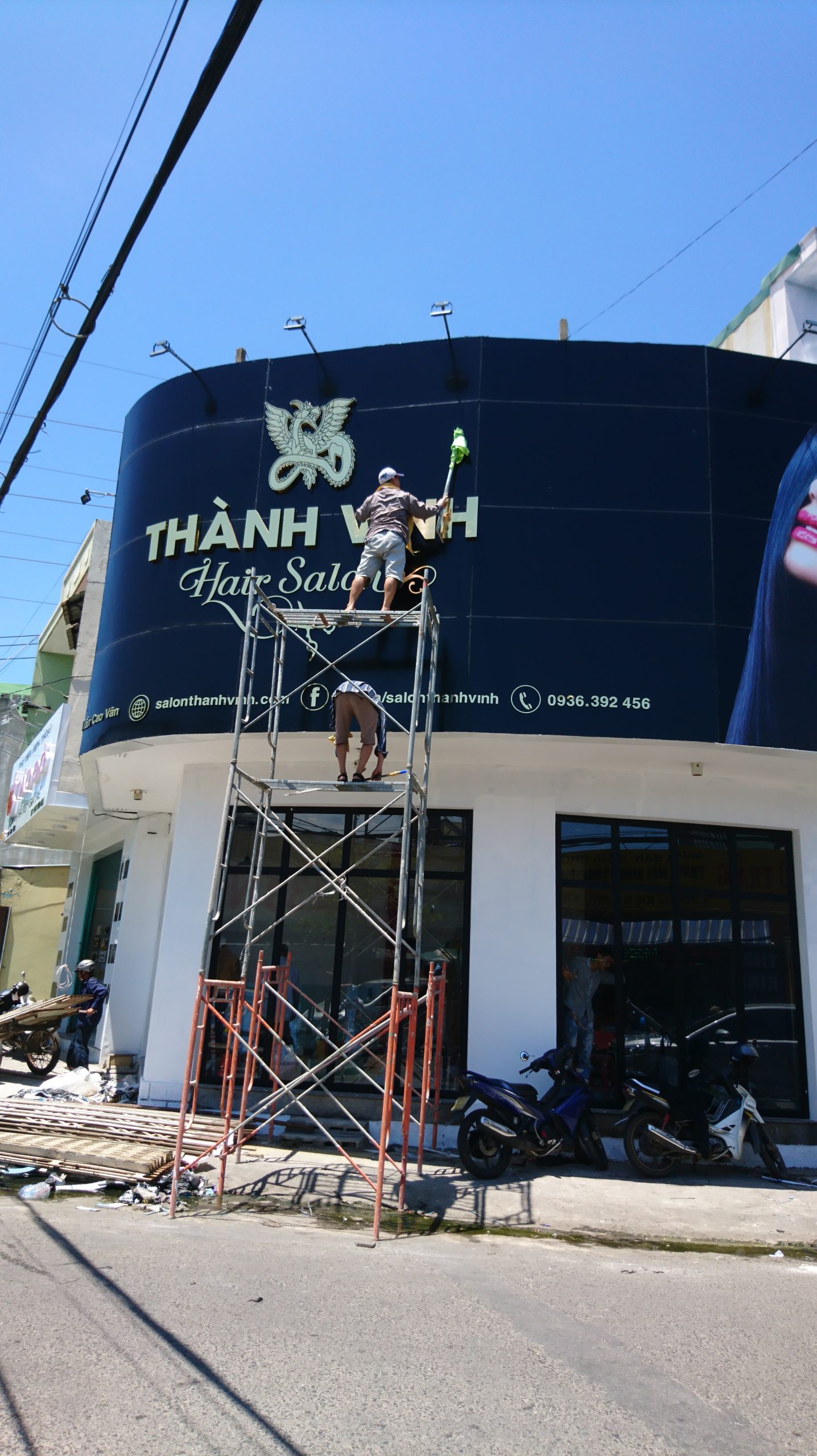 Chữ Alu đồng trên bảng hiệu Thành Vinh Salon