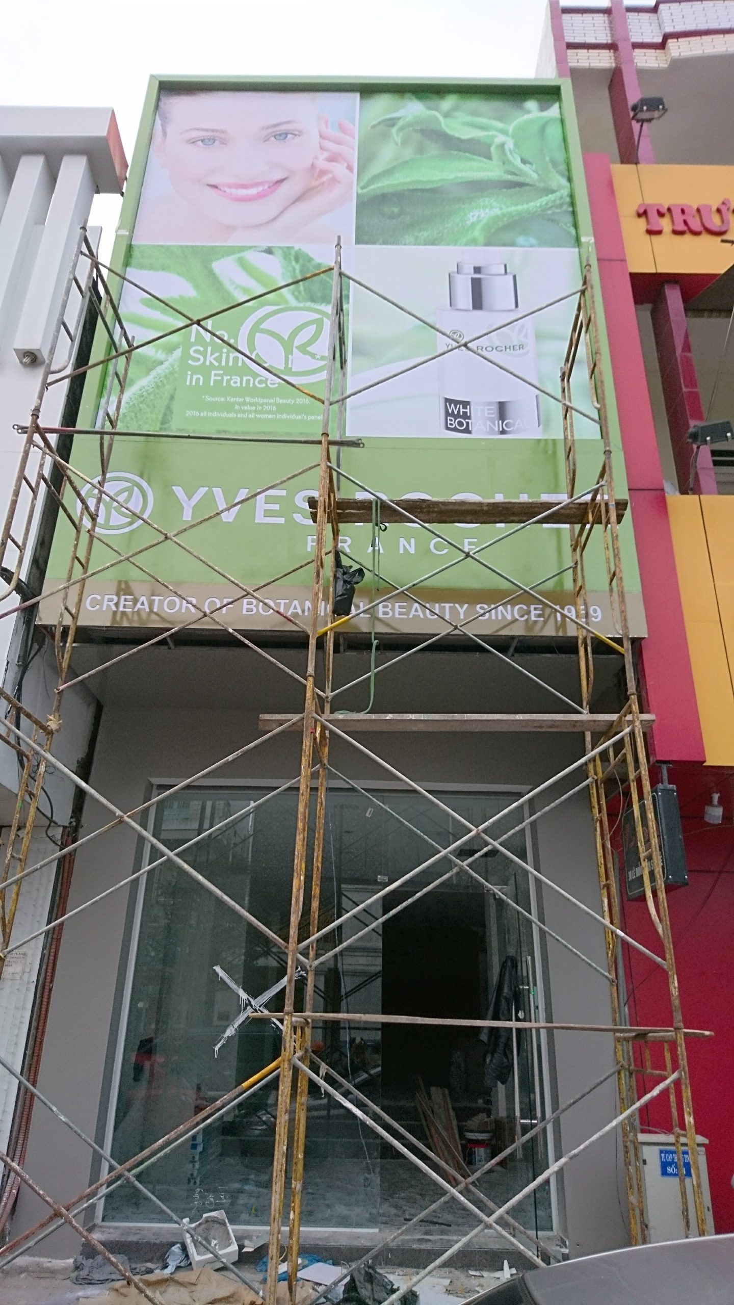 Mặt tiền bảng hiệu Yves Rocher, 330 Hùng Vương, Đà Nẵng